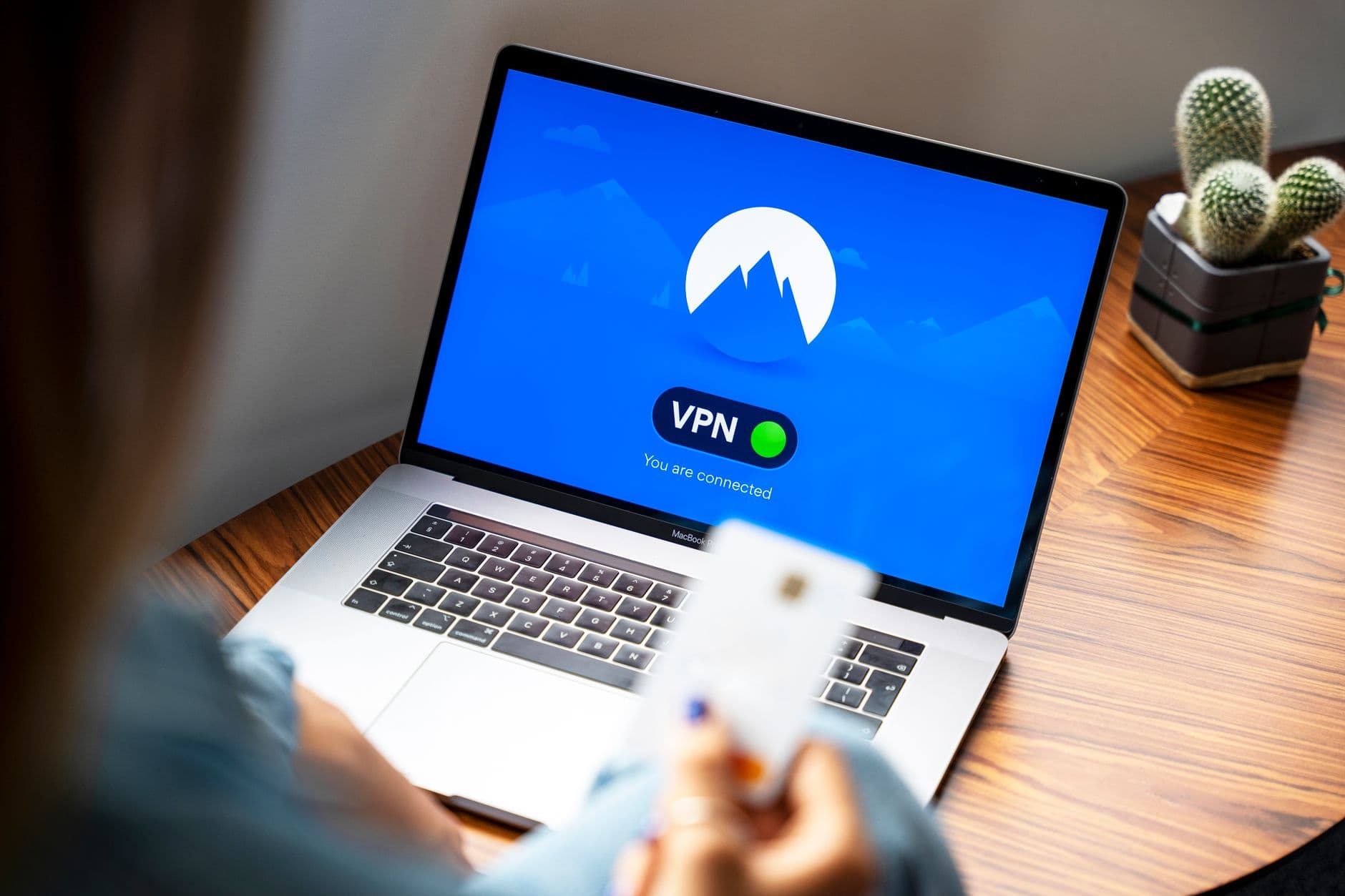 Mag een AI-agent zelf klantdata verwerken? AVG en aansprakelijkheid in 2026 — praktische AI-gids voor Nederlandse MKB-bedrijven