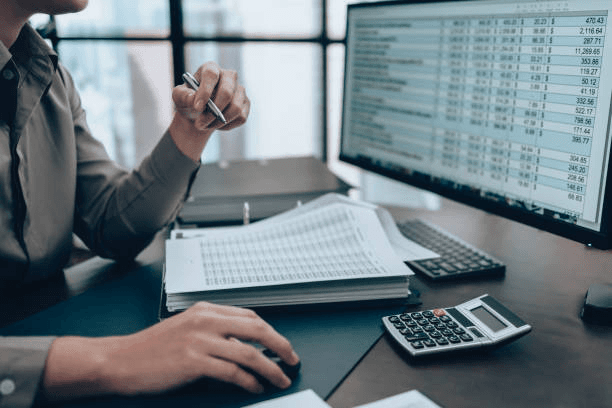 AI in de Boekhouding: Zo Automatiseer je Facturen, BTW en Rapportages - De boekhouding is het meest geautomatiseerde bedrijfsproces via AI. Toch doet 77% van het Nederlandse MKB het nog handmatig. Dit artikel laat zien wat er al kan, wat het kost, en hoe je morgen begint.