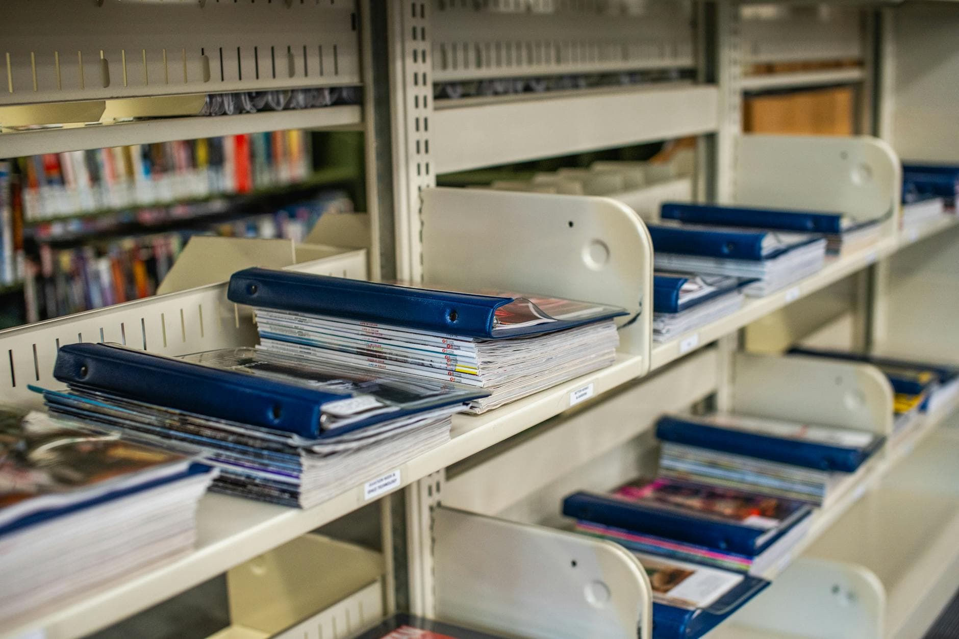AI knowledge base for SMBs: make your business knowledge searchable - Documents, emails, processes, FAQs - all that knowledge is scattered throughout your company. An AI knowledge base unlocks it in seconds. How to set it up.