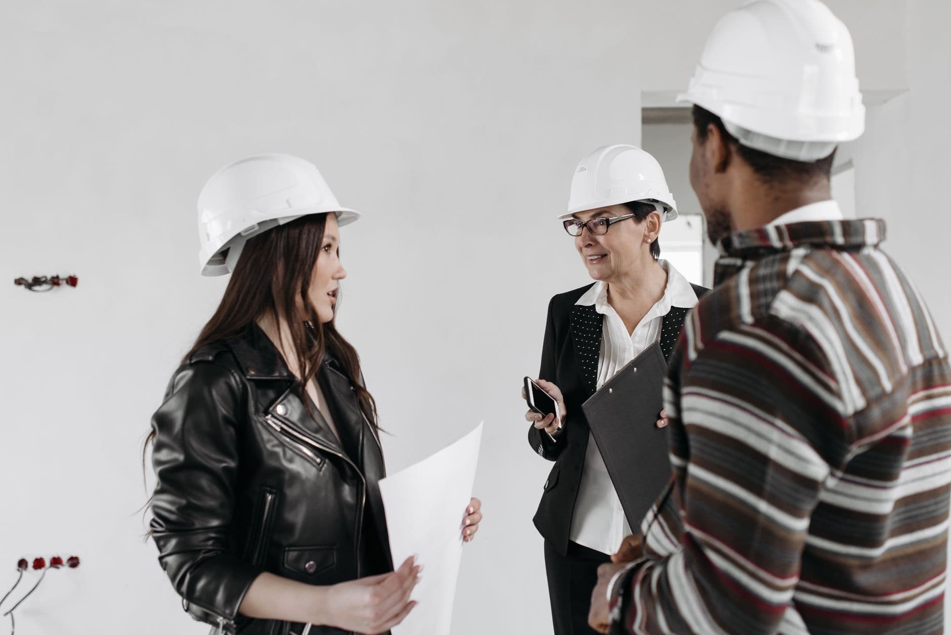 AI voor architecten: van tekentafel naar tijdwinst - Architecten- en ingenieursbureaus verdrinken vaak in administratie naast het tekenwerk. AI helpt bij offertes, vergaderverslagen, Bouwbesluit-toetsing en facturatie - dit artikel laat zien hoe.