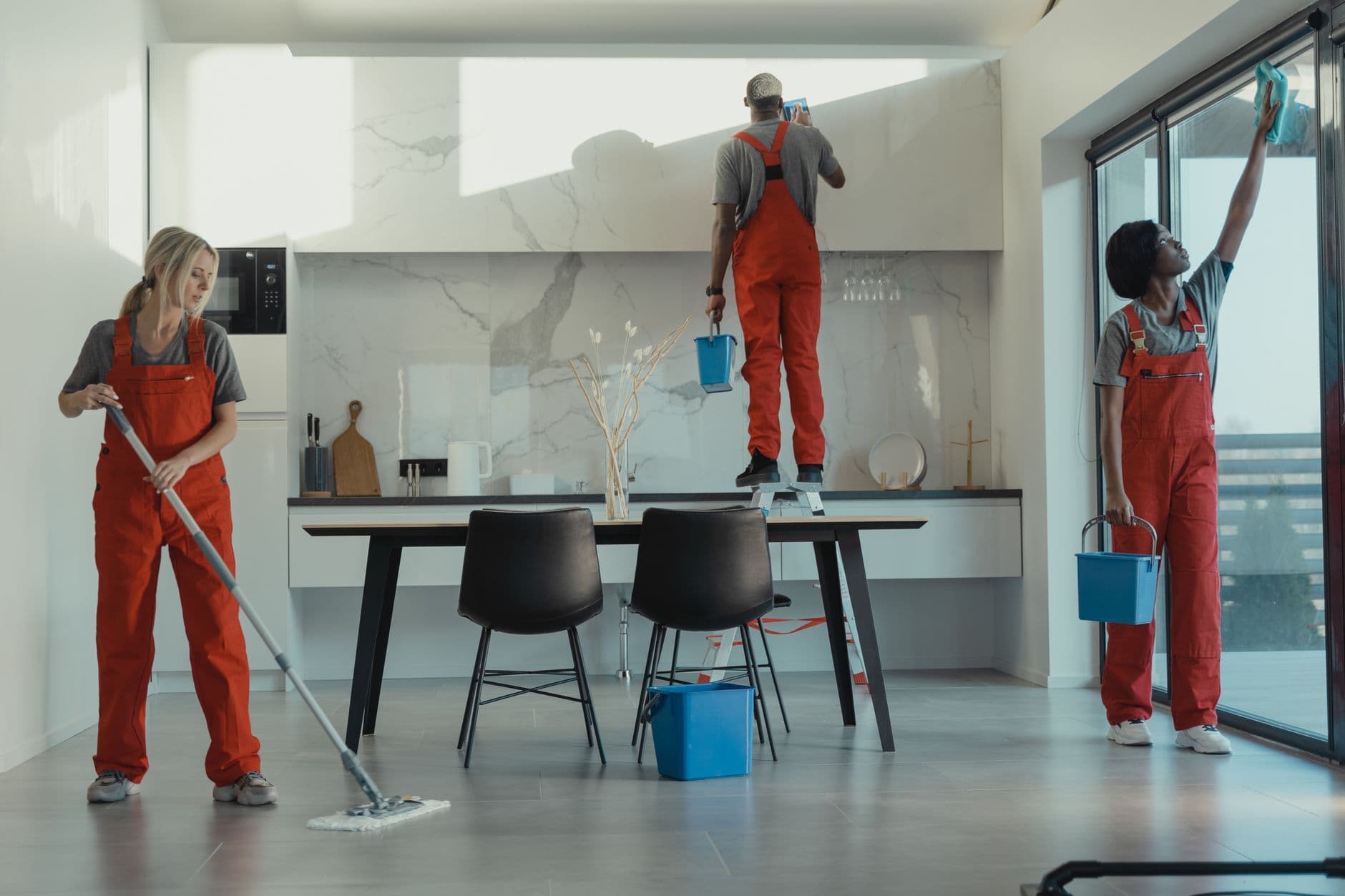 AI voor schoonmaakbedrijven: van rooster tot klacht — praktische AI-gids voor Nederlandse MKB-bedrijven