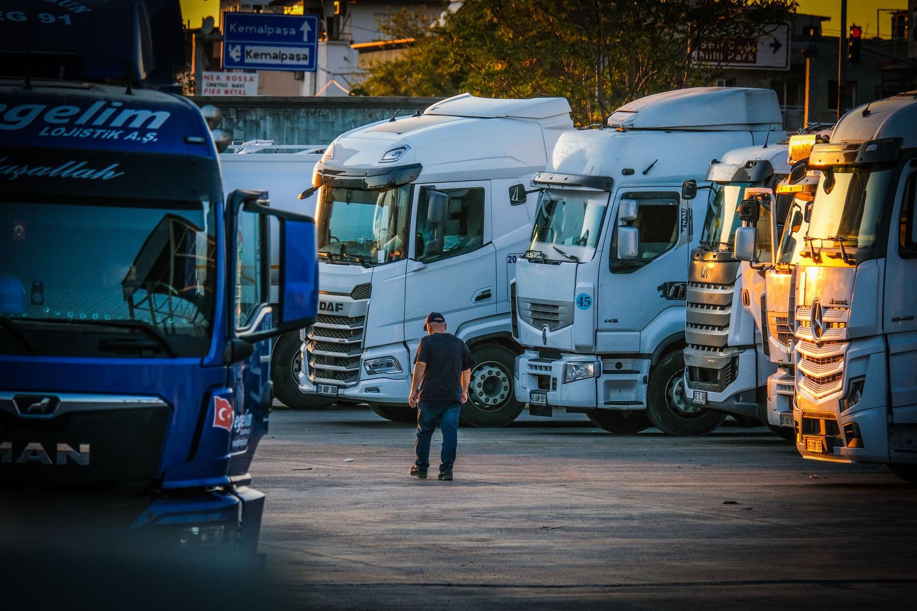 AI voor transportbedrijven: 6 concrete toepassingen - Van rij- en rusttijdenplanning tot automatische CMR-verwerking: zes concrete manieren waarop AI transport- en wegvervoerbedrijven vandaag al tijd en geld bespaart.
