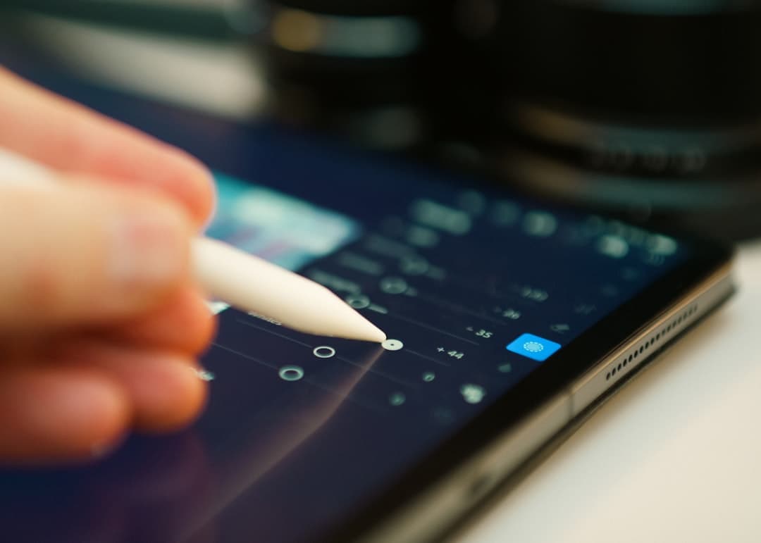 Generatieve AI in marketing: zo pak je het aan - Je marketingteam verliest wekelijks uren aan teksten schrijven, campagnes bijsturen en rapporten opmaken. Generatieve AI neemt dit werk over, zonder de kwaliteit te verlagen.