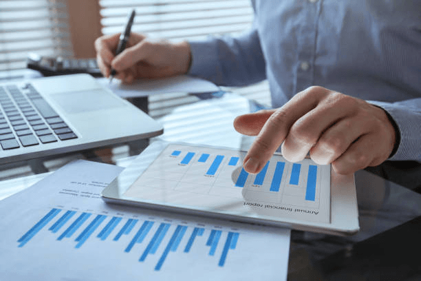 ROI van AI berekenen: de formule die jouw CFO overtuigt - Leer hoe je de ROI van AI berekent met een CFO-proof formule. Inclusief 4-stappen aanpak, benchmarks en presentatieformat dat investeringsbudget oplevert.