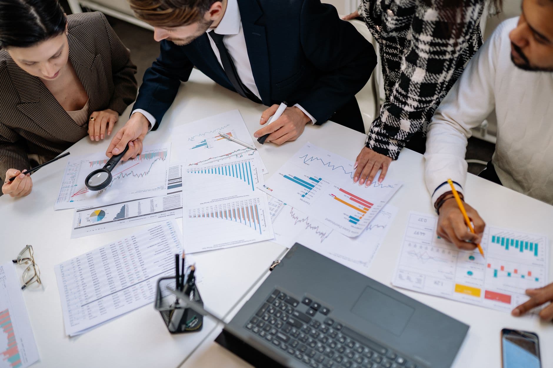 Van buikgevoel naar AI: betere salesforecast - 55% van de salesleiders heeft weinig vertrouwen in de eigen forecast. Zo zet je met predictive analytics je salesforecast om van buikgevoel naar betrouwbare data.