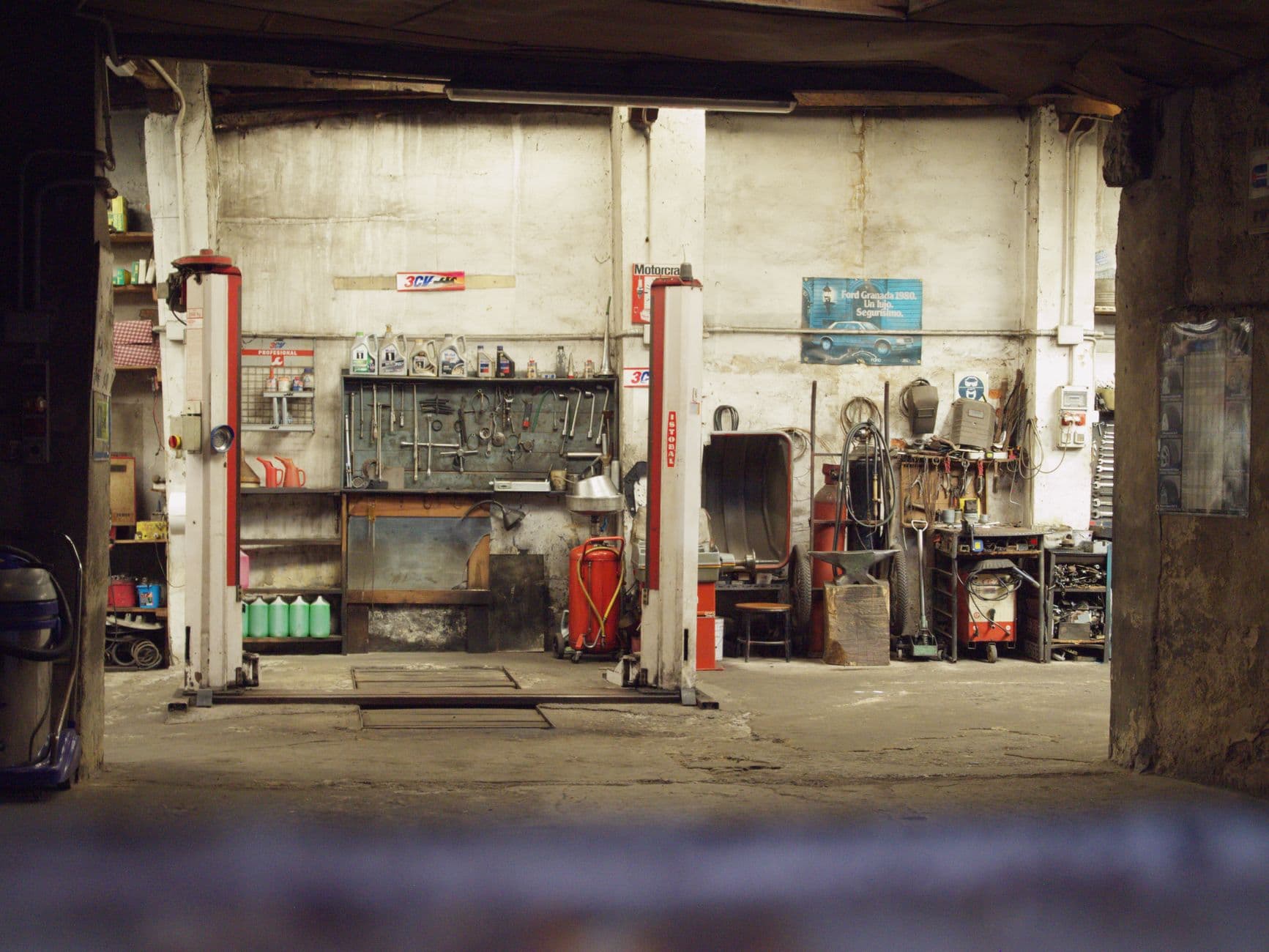 AI for Car Dealers and Garages: Practical Uses - AI can save a car dealer or garage real time on workshop scheduling, parts ordering and customer communication. Here is what concretely works, what it costs, and when it doesn't pay off yet.