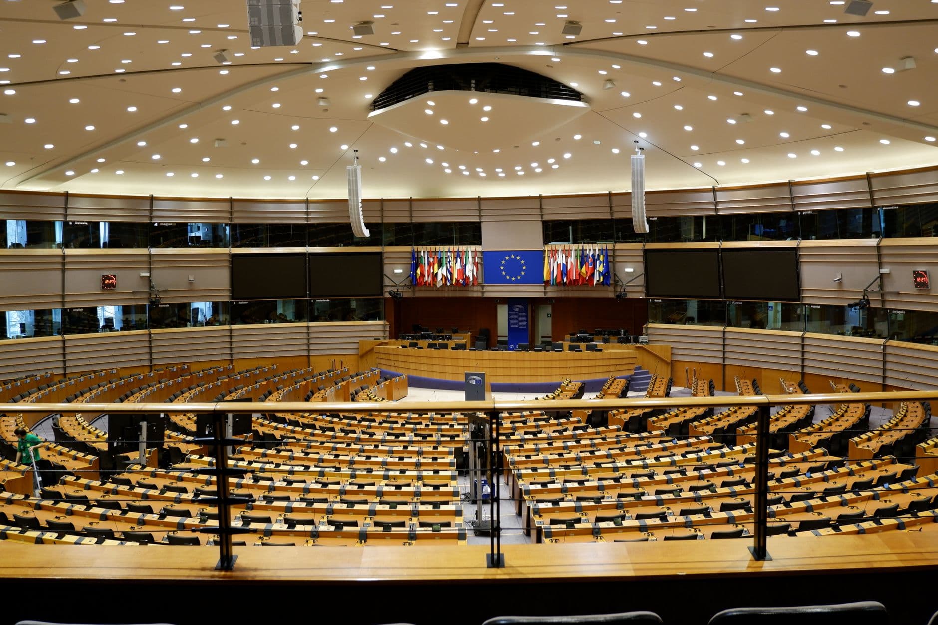 EU AI Act August 2026 — what SMBs need to arrange now - Discover what the EU AI Act compliance obligations mean for your SMB in 2026. Compliance checklist, risk categories and the fines you want to avoid.