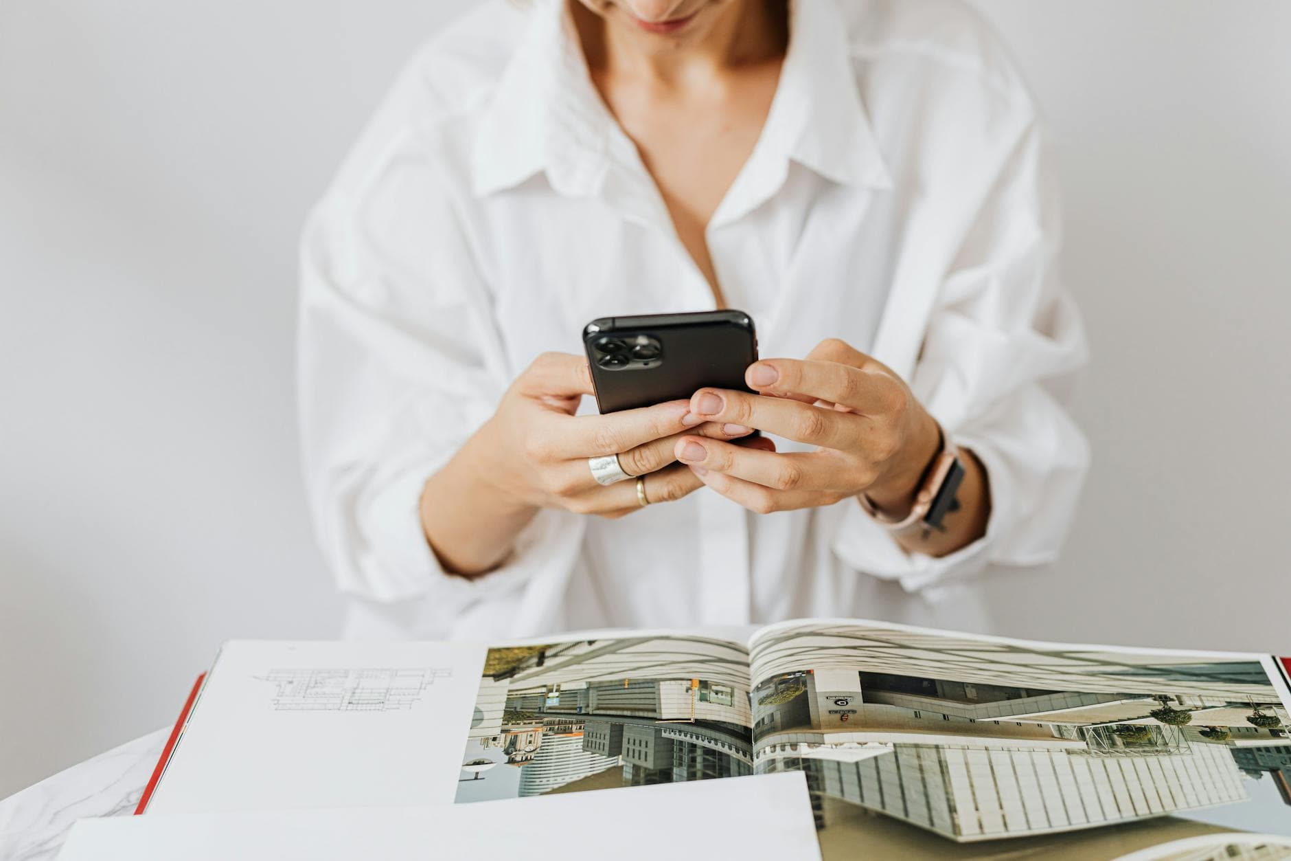LinkedIn posts automate for SMB: how it works in 2026 - LinkedIn consistent management costs 3-5 hours per week. Discover how to automate LinkedIn posts with AI, which tools you use and what LinkedIn allows and disallows.