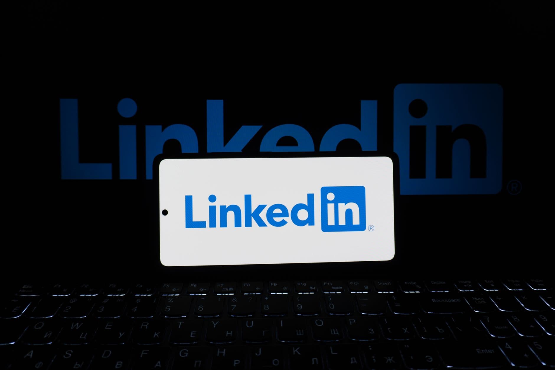 B2B leadgeneratie met AI op LinkedIn: wat werkt in 2026 - AI-tools laten je gerichter prospecten op LinkedIn, automatiseren outreach en kwalificeren leads. Wat werkt, wat is "spray and pray" en hoe doe je het goed?