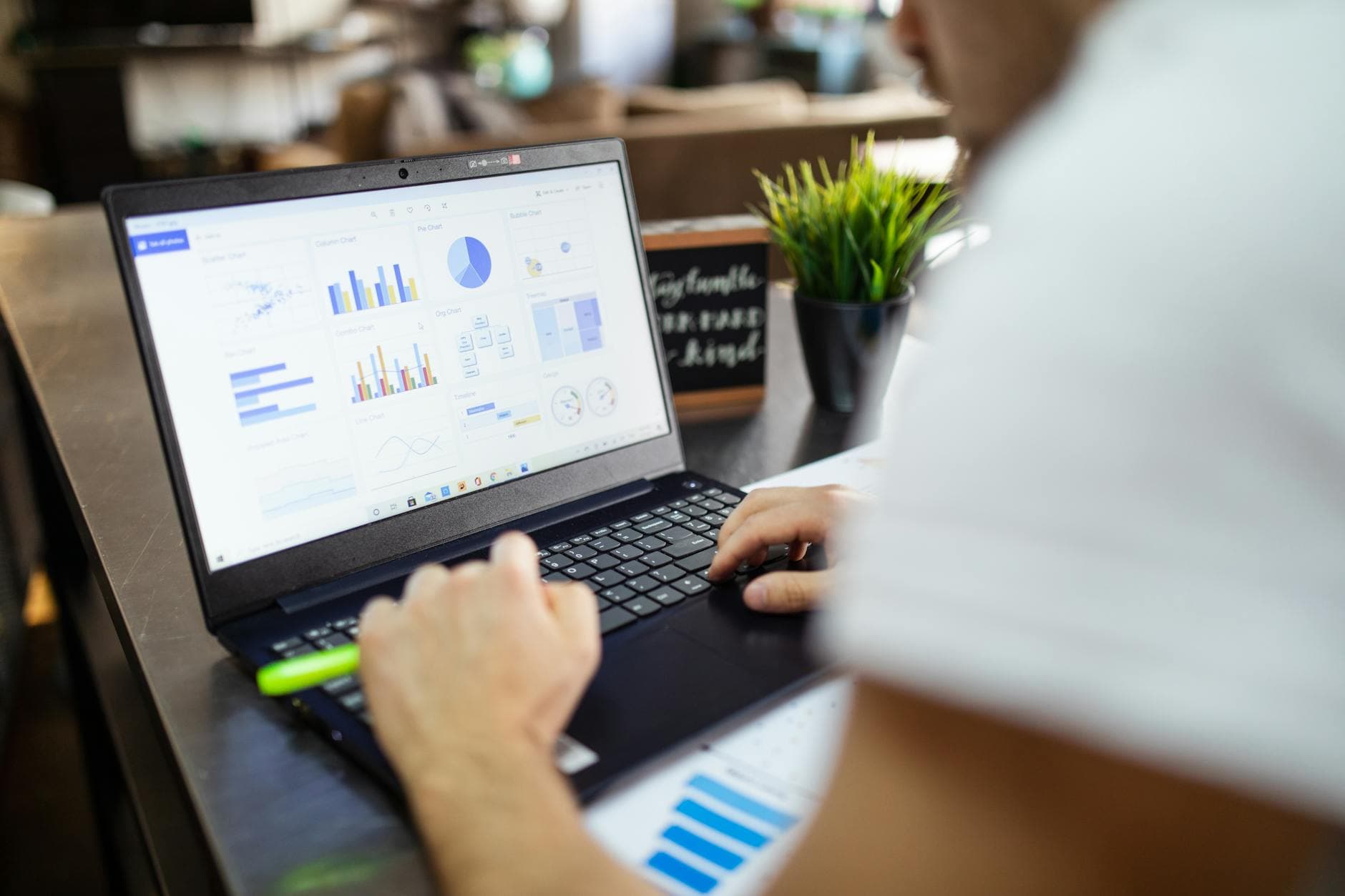 Rows review 2026: the AI spreadsheet with formulas, live data and honest drawbacks - Rows combines the familiarity of spreadsheets with AI formulas and live data integrations. Review with concrete example prompts, current pricing (verified April 2026) and honest drawbacks.